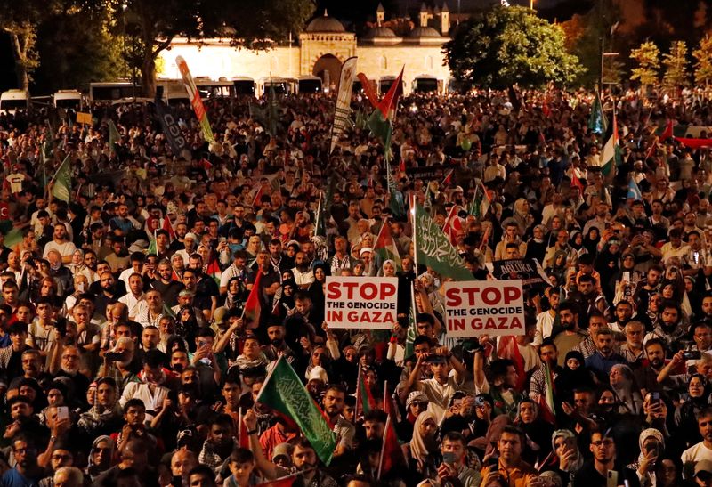 &copy; Reuters. Manifestantes pró-palestinos protestam em Istambul contra assassinato do líder do Hamas Ismail Haniyeh no Irãn31/07/2024nREUTERS/Dilara Senkaya