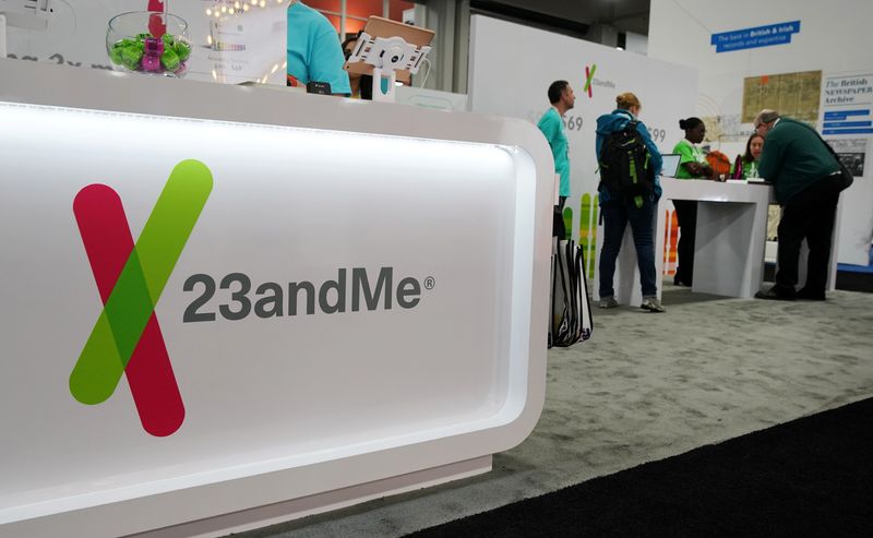 © Reuters. FILE PHOTO: Attendees visit the 23andMe booth at the RootsTech annual genealogical event in Salt Lake City, Utah, U.S., February 28, 2019.  REUTERS/George Frey/File Photo