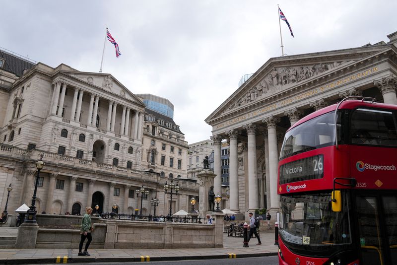 &copy; Reuters. FILE PHOTO: People walk near the Bank of England building, in London, Britain July 3, 2024. REUTERS/Maja Smiejkowska/File Photo