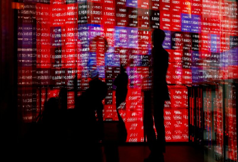 © Reuters. Visitors and electronic screens displaying Japan's Nikkei stock quotation board are reflected on window glasses as the share average surged past an all-time record high scaled in December 1989, inside a building in Tokyo, Japan February 22, 2024.  REUTERS/Issei Kato/File Photo