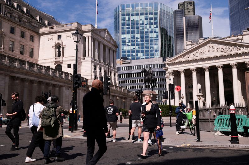 &copy; Reuters. FILE PHOTO: People walk near the Bank of England and the Royal Exchange, in London, Britain, July 7, 2024. REUTERS/Claudia Greco/File Photo