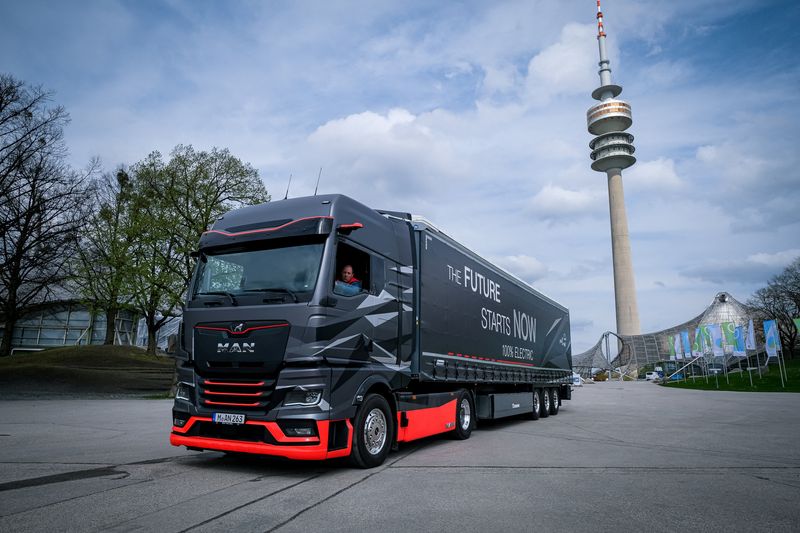 &copy; Reuters. FILE PHOTO: Commercial vehicle manufacturer MAN Truck & Bus SE presents its new electric truck in Munich, Germany, April 26, 2023. REUTERS/Leonhard Simon/File Photo