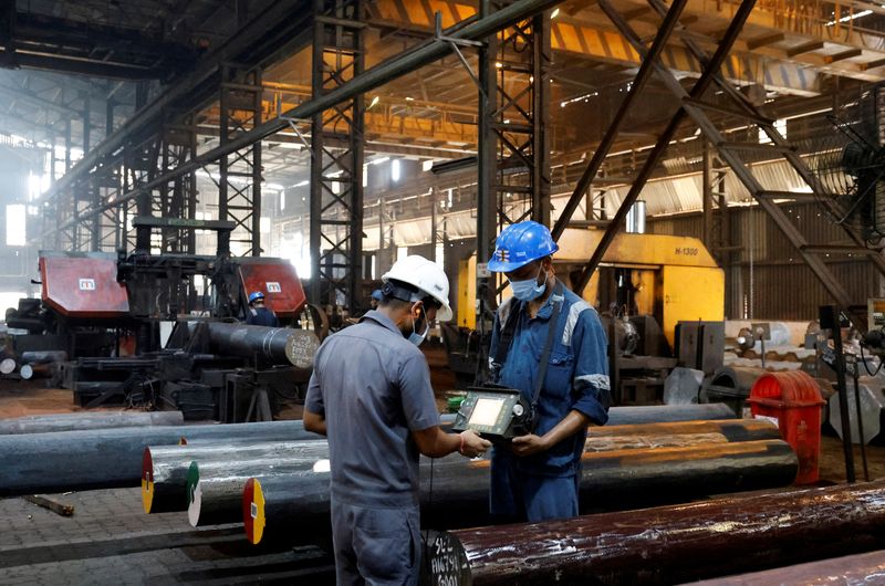 © Reuters. FILE PHOTO: Employees conduct a quality check of ultrasonic soundness of the forged bars on a machine, inside the ArcVac ForgeCast factory, in Hooghly district, in the eastern state of West Bengal, India, April 26, 2024. REUTERS/Sahiba Chawdhary/File Photo