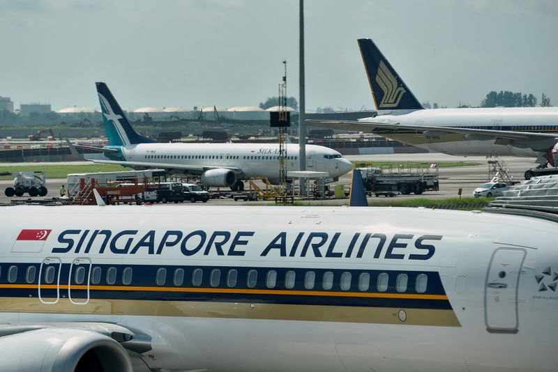 © Reuters. FILE PHOTO: Singapore Airlines planes sit on the tarmac at Changi Airport in Singapore November 16, 2021. REUTERS/Caroline Chia/File Photo