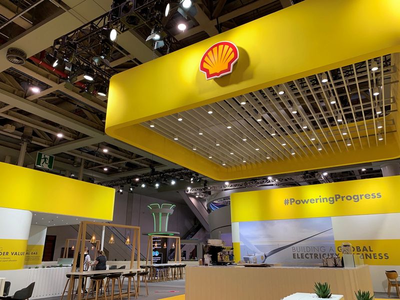 © Reuters. An exhibition booth of Shell is seen at the World Gas Conference 2022 in Daegu, South Korea May 23, 2022. Picture taken May 23, 2022. REUTERS/Florence Tan/File Photo