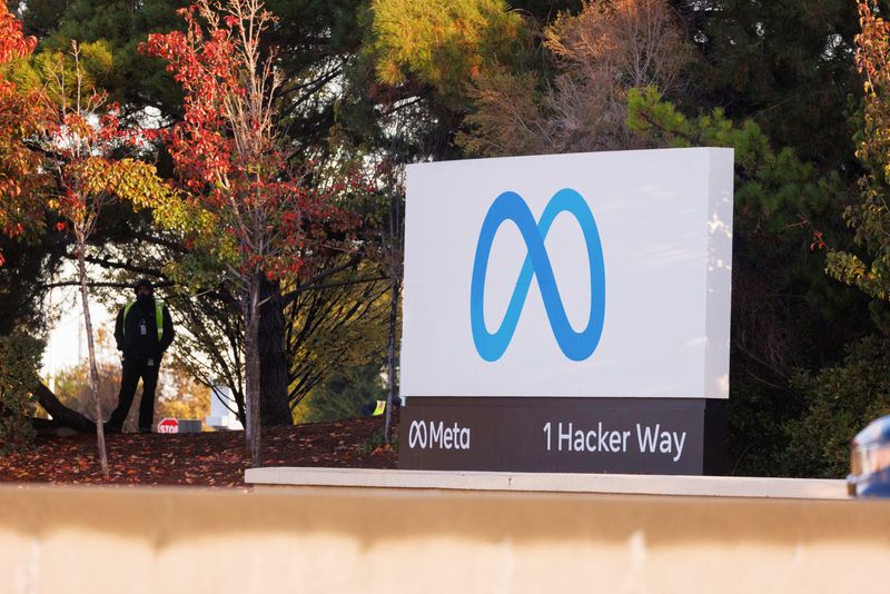 &copy; Reuters. A  security guard stands watch by the Meta sign outside the headquarters of Facebook parent company Meta Platforms Inc in Mountain View, California, U.S. November 9, 2022.  REUTERS/Peter DaSilva/File Photo