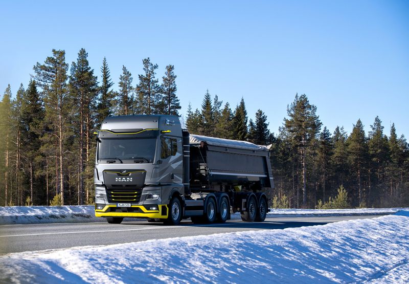 © Reuters. A MAN hydrogen combustion engine truck which is under development, is shown in this undated  handout photo obtained by Reuters on July 31, 2024. MAN Truck & Bus SE. /Handout via REUTERS  