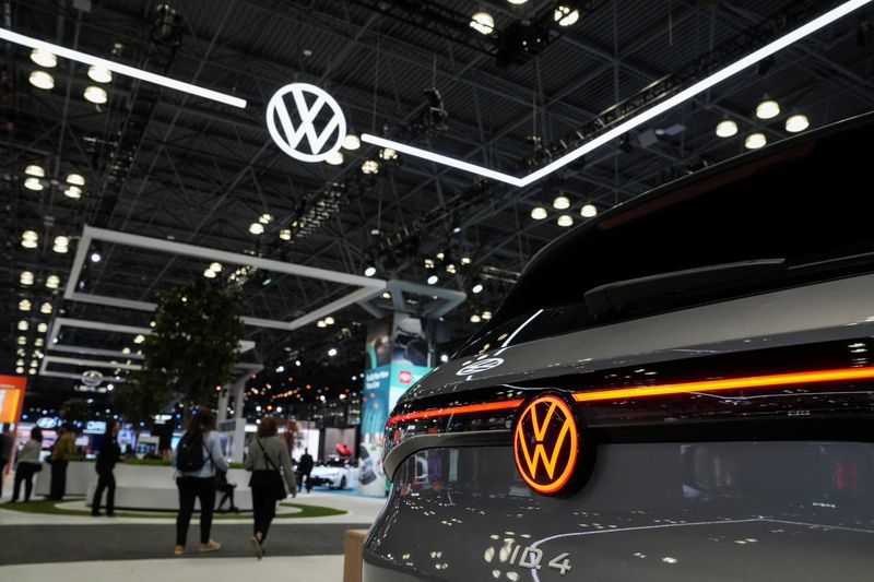 &copy; Reuters. Una Volkswagen ID.4 viene esposta all'anteprima stampa del New York International Auto Show, a Manhattan, New York City, Stati Uniti, 27 marzo 2024. REUTERS/David Dee Delgado