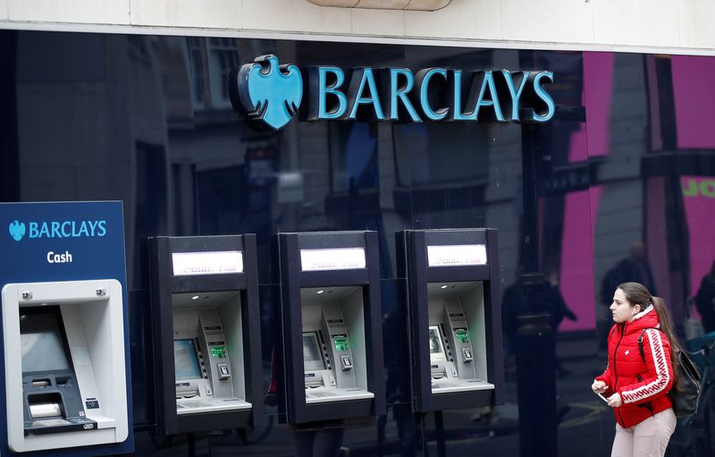 &copy; Reuters. Una donna passa davanti a una filiale della Barclays Bank a Londra, Gran Bretagna, 23 febbraio 2022.  REUTERS/Peter Nicholls/Foto d'archivio