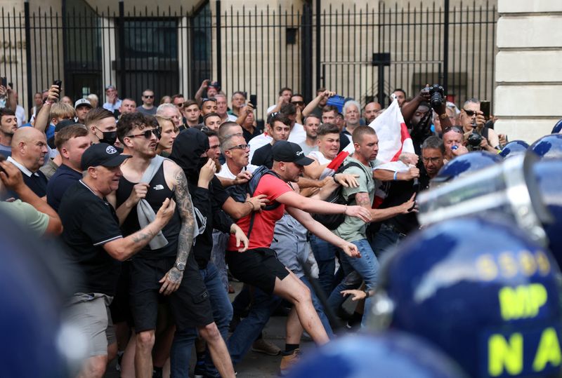 © Reuters. Police officers and demonstrators clash during a protest against illegal immigration, in London, Britain, July 31, 2024. REUTERS/Hollie Adams