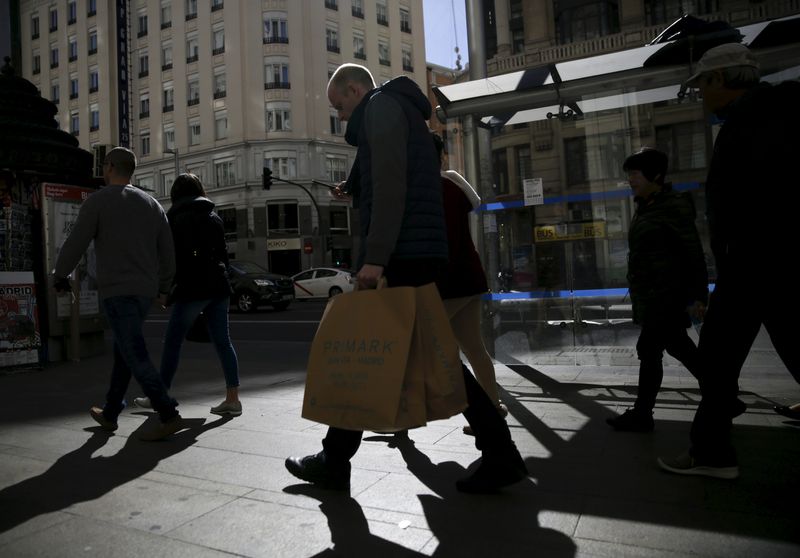 &copy; Reuters. Persone trasportano borse della spesa in un quartiere commerciale di Madrid, Spagna, 3 marzo 2016. REUTERS/Andrea Comas