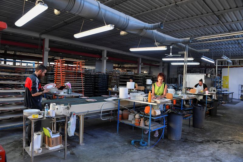 &copy; Reuters. FILE PHOTO: Employees work at a ceramics factory where the workers start their shifts before dawn to optimise sunlight and save energy, in Citta di Castello, Italy, August 30, 2022. REUTERS/Jennifer Lorenzini/File Photo