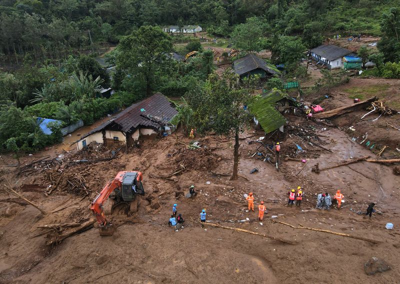 © Reuters. A drone view shows damaged houses at a landslide site after multiple landslides in the hills in Wayanad district, in the southern state of Kerala, India, August 1, 2024. REUTERS/Francis Mascarenhas