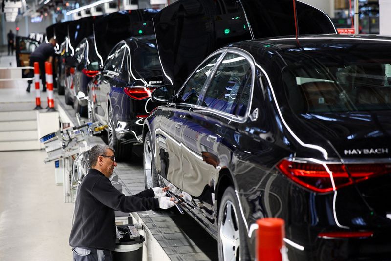 &copy; Reuters. Un operaio attacca un pezzo a un'auto Mercedes-Maybach su una linea di produzione della “Fabbrica 56”, uno dei più moderni stabilimenti di assemblaggio di auto elettriche e convenzionali della casa automobilistica tedesca Mercedes-Benz, a Sindelfinge