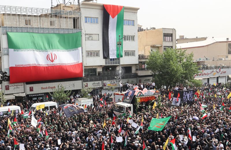 © Reuters. Iranians attend the funeral procession of assassinated Hamas chief, Ismail Haniyeh in Tehran, Iran, August 1, 2024. Majid Asgaripour/WANA (West Asia News Agency) via REUTERS