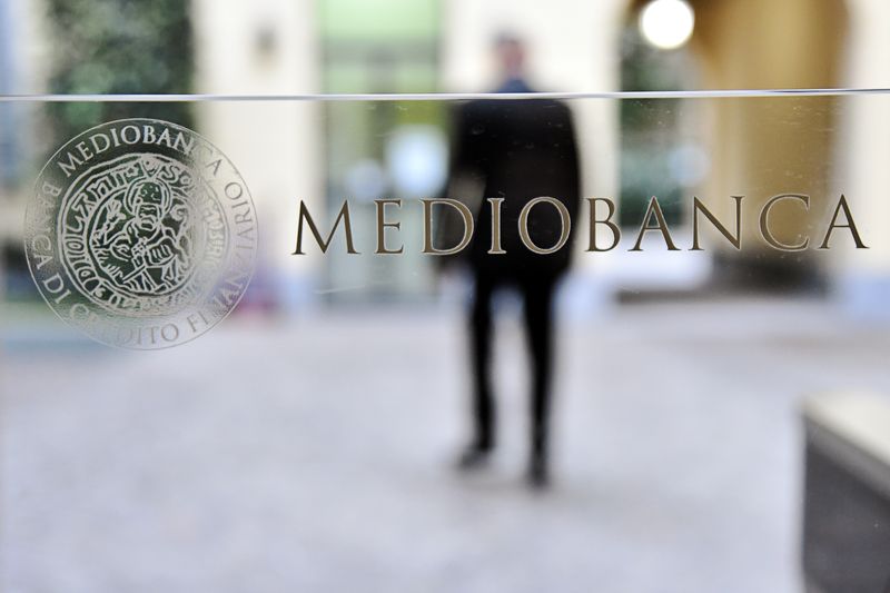 &copy; Reuters. Il logo di Mediobanca è raffigurato nella sede di Mediobanca a Milano, Italia, 12 novembre 2019. REUTERS/Flavio Lo Scalzo