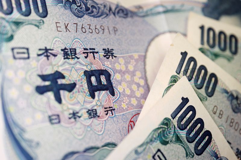 © Reuters. Banknotes of Japanese yen are seen in this illustration picture taken June 15, 2022. REUTERS/Florence Lo/Illustration/File Photo