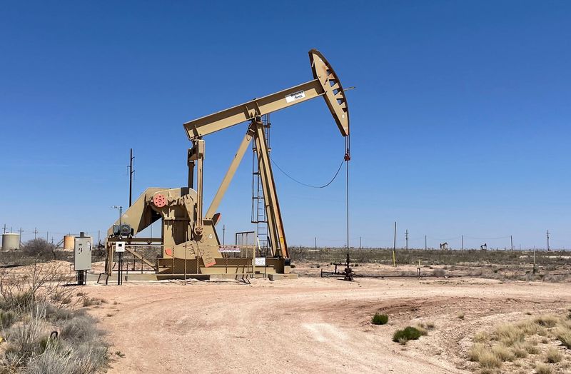 &copy; Reuters. Un martinetto di una pompa petrolifera ad Artesia, Nuovo Messico, Stati Uniti, 6 aprile 2023. REUTERS/Liz Hampton