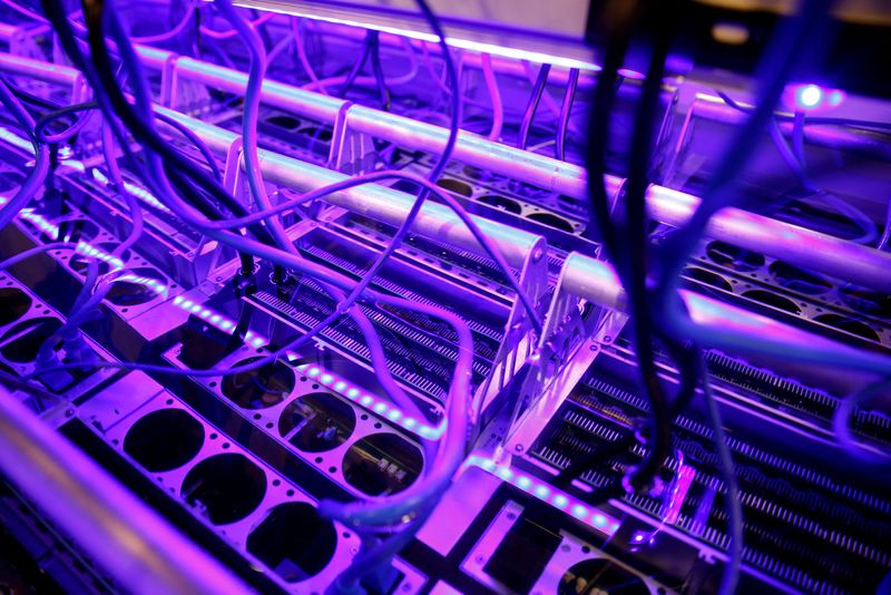 &copy; Reuters. FILE PHOTO: Cryptocurrency miners are seen in a liquid immersion cooling mining tank at the TMG Core stand during the Bitcoin Conference 2022 in Miami Beach, Florida, U.S. April 6, 2022. REUTERS/Marco Bello/File Photo