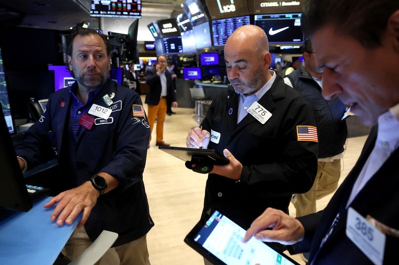 © Reuters. FILE PHOTO: Traders work on the floor at the New York Stock Exchange (NYSE) in New York City, U.S., June 14, 2024.  REUTERS/Brendan McDermid/File Photo