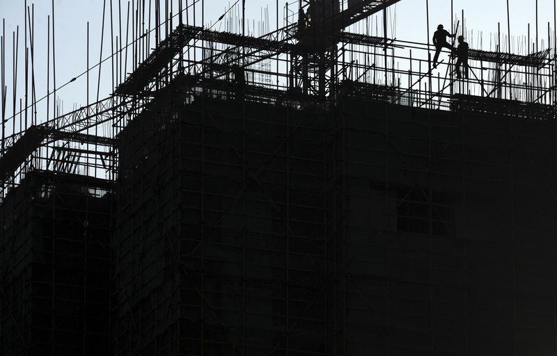 &copy; Reuters. Labourers install scaffolding at a residential construction site in Nanjing, Jiangsu province December 9, 2011. REUTERS/Stringer/ File Photo