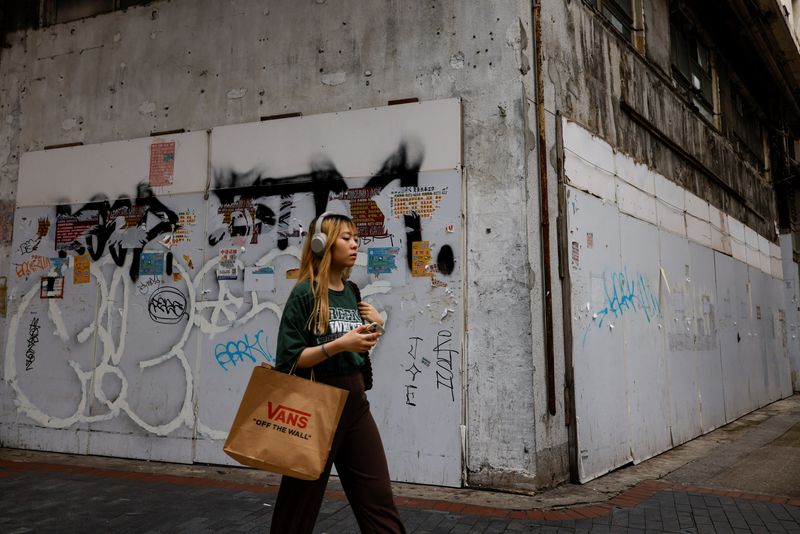 © Reuters. A woman walks past a closed-down retail shop in Tsim Sha Tsui, Hong Kong, China April 29, 2024. REUTERS/Tyrone Siu/ File Photo