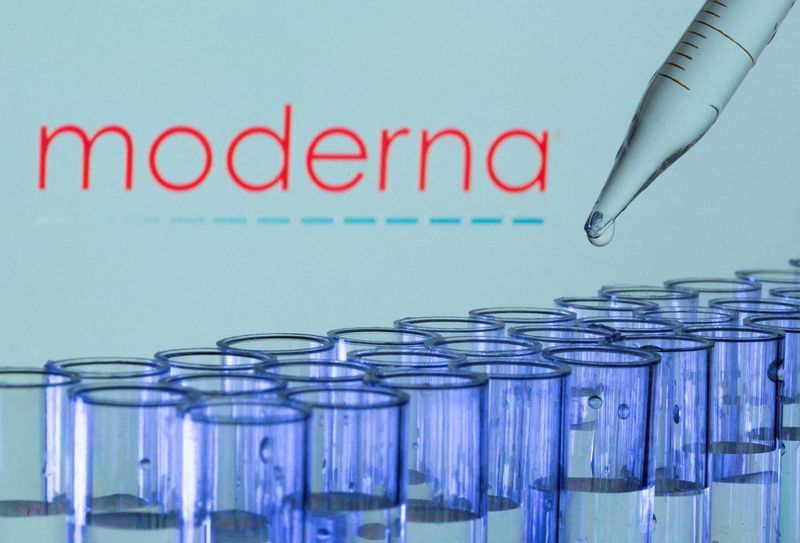 © Reuters. FILE PHOTO: Test tubes are seen in front of a displayed Moderna logo in this illustration taken, May 21, 2021. REUTERS/Dado Ruvic/Illustration/File Photo