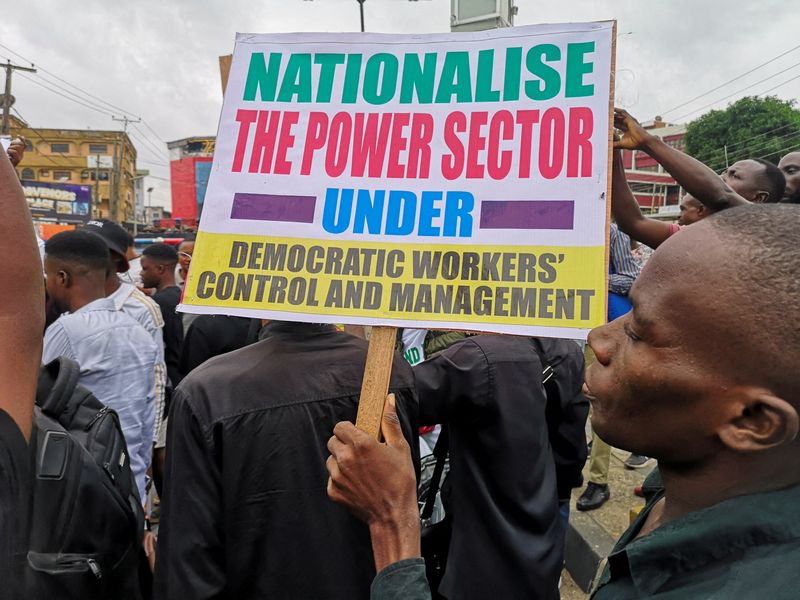 © Reuters. Demonstrators gather as they participate in an anti-government demonstration to protest against bad governance and economic hardship in Lagos, Nigeria August 1, 2024. REUTERS/Akintunde Akinleye 