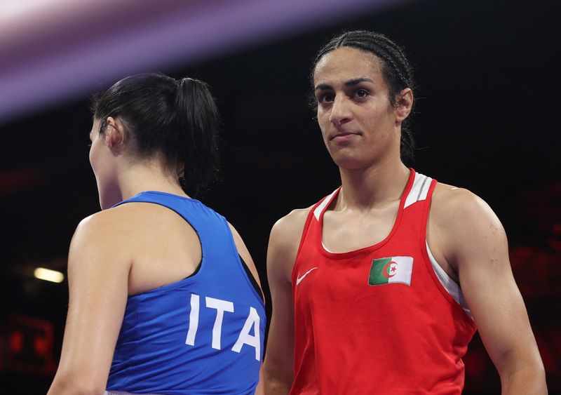 &copy; Reuters. Olimpiadi di Parigi 2024 - Pugilato - 66 kg femminili - Preliminari - 16esimi di finale - North Paris Arena, Villepinte, Francia - 01 agosto 2024. L'algerina Imane Khelif e l'italiana Angela Carini reagiscono dopo il loro incontro. REUTERS/Isabel Infantes