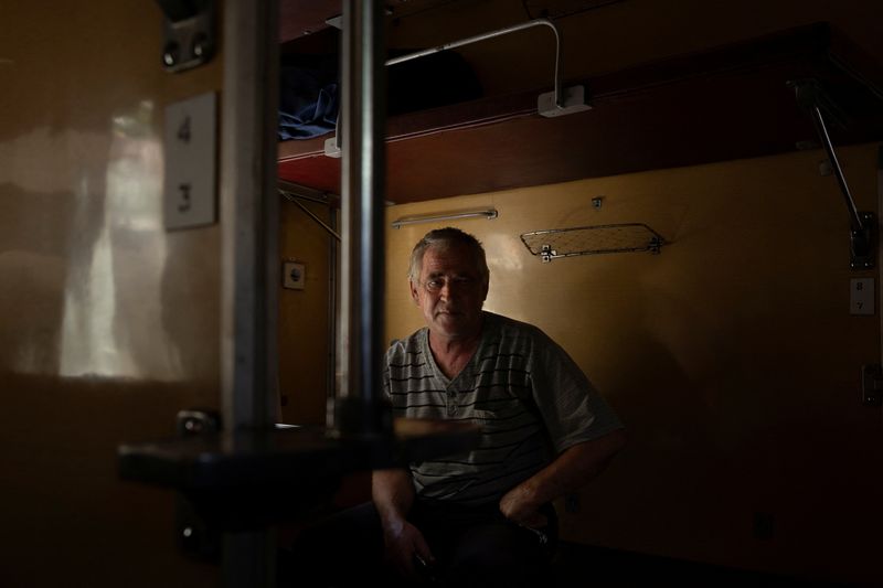 © Reuters. Volodymyr Arkhipov, who fled Russian advances towards his hometown of Toretsk, sits in an evacuation train in Pokrovsk, Ukraine, amid Russia's attack on Ukraine, July 31, 2024. REUTERS/Thomas Peter