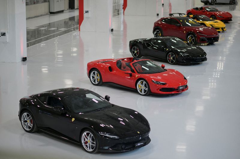 &copy; Reuters. Le auto Ferrari sono ritratte nel nuovo impianto di "e-building" della Ferrari, dove il costruttore di auto sportive di lusso sta testando le linee prima dell'inizio della produzione prevista per l'inizio del 2025, a Maranello, Italia, 21 giugno 2024. REU