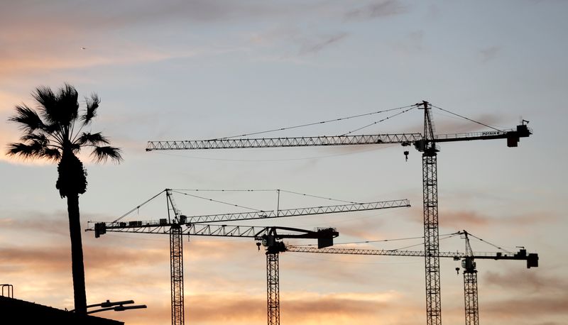 © Reuters. FILE PHOTO: Construction cranes are pictured at sunset in Los Angeles, California, U.S., January 27, 2020. REUTERS/Mario Anzuoni/File Photo