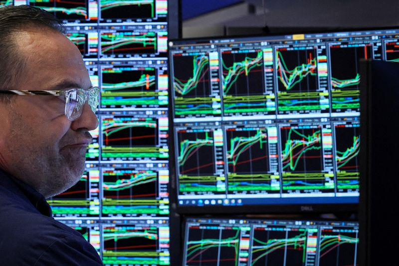 © Reuters. FILE PHOTO: A specialist trader works at his post on the floor at the New York Stock Exchange (NYSE) in New York City, U.S., June 3, 2024.  REUTERS/Brendan McDermid/File Photo