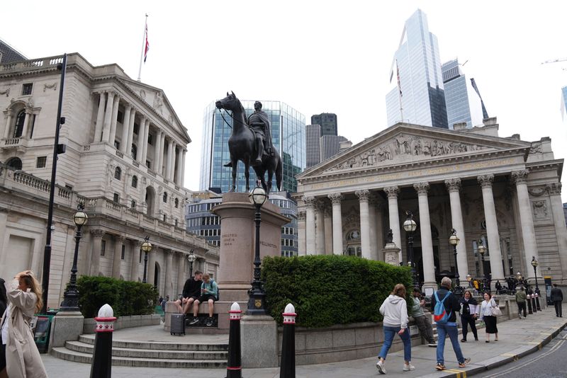 © Reuters. People walk near the Bank of England building, in London, Britain July 3, 2024. REUTERS/Maja Smiejkowska/ File Photo