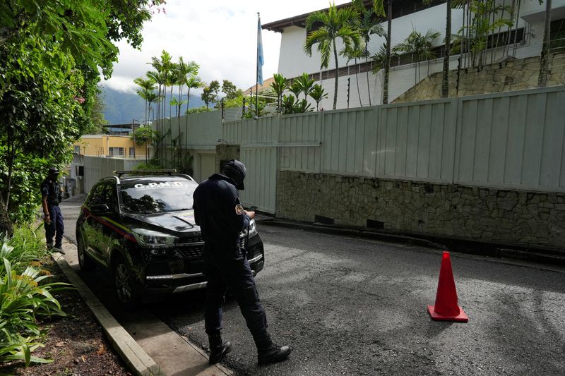 © Reuters. FILE PHOTO: Venezuelan security forces guard the residence of Argentina's ambassador, where Venezuelan opposition members have sought asylum since March, in Caracas, Venezuela July 31, 2024. REUTERS/Alexandre Meneghini/File Photo