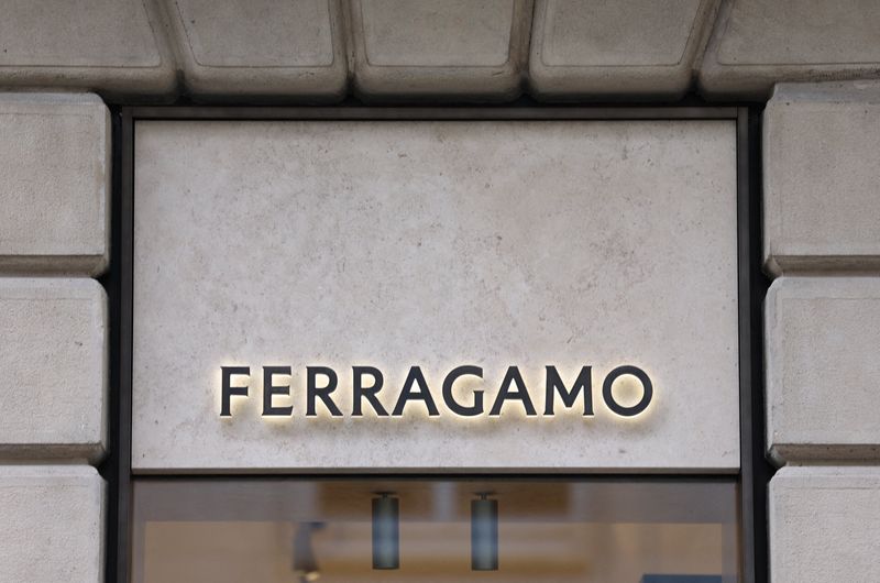 &copy; Reuters. Una veduta del logo della casa di moda di lusso Salvatore Ferragamo in un negozio di Milano, Italia, 6 marzo 2024. REUTERS/Claudia Greco/Fotogramma