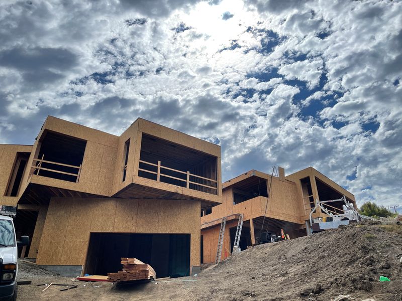 © Reuters. A house under construction is seen in Los Angeles, California, U.S., June 22, 2022. REUTERS/Lucy Nicholson