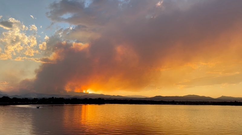 © Reuters. FILE PHOTO: Smoke rises from the Alexander Mountain fire in Loveland, Colorado, U.S., July 30, 2024, in this screengrab obtained from a social media video. Mary Carraher/via REUTERS/File Photo