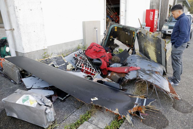 &copy; Reuters. FILE PHOTO: Wreckage believed to belong to the U.S. military aircraft V-22 Osprey that crashed into the sea is collected at Anbo port at Yakushima Island, Kagoshima prefecture, western Japan November 30, 2023, in this photo taken by Kyodo. Mandatory credi