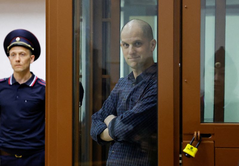 © Reuters. FILE PHOTO: Wall Street Journal reporter Evan Gershkovich, who stands trial on spying charges, is seen inside an enclosure for defendants before a court hearing in Yekaterinburg, Russia June 26, 2024. REUTERS/Evgenia Novozhenina/File Photo