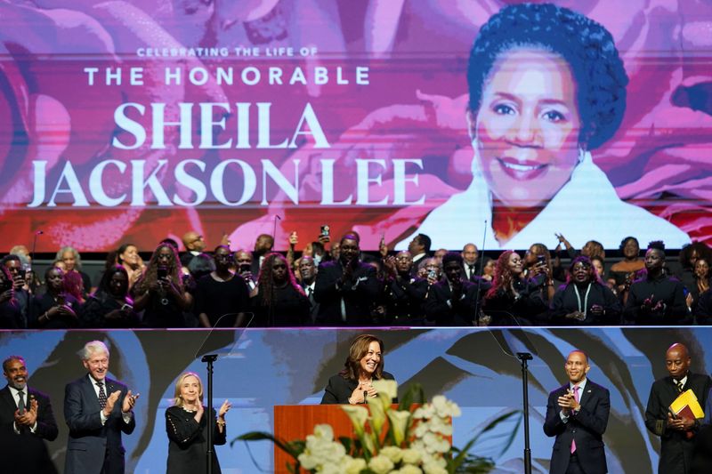 © Reuters. U.S. Vice President and Democratic presidential candidate Kamala Harris reacts as she attends a service for Rep. Sheila Jackson Lee (D-TX), who died on July 19, at Fallbrook Church in Houston, Texas, U.S. August 1, 2024. REUTERS/Kevin Lamarque