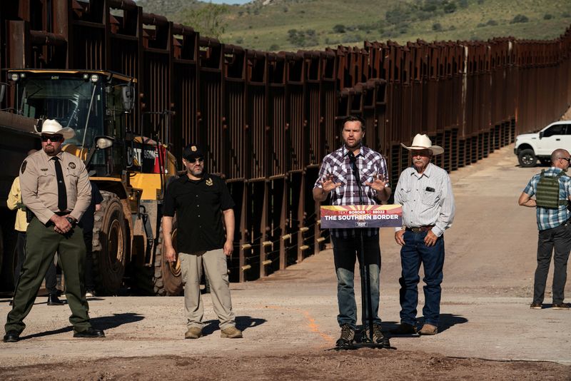 &copy; Reuters. Republican Vice Presidential nominee JD Vance delivers remarks during his border visit event in Hereford, Arizona, U.S. August 1, 2024.  REUTERS/Go Nakamura