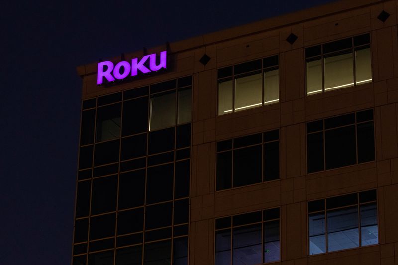 © Reuters. FILE PHOTO: The Roku company logo is displayed on a building in Austin, Texas, U.S., October 25, 2021. REUTERS/Mike Blake/File Photo