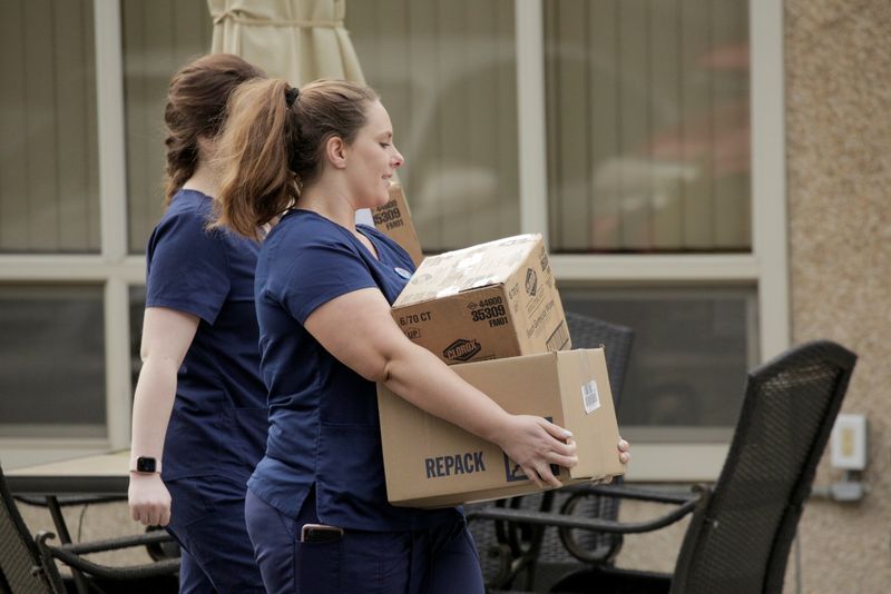 © Reuters. FILE PHOTO: Healthcare workers carry Clorox wipes and other supplies in Kirkland, Washington, U.S. March 5, 2020. REUTERS/David Ryder/File Photo