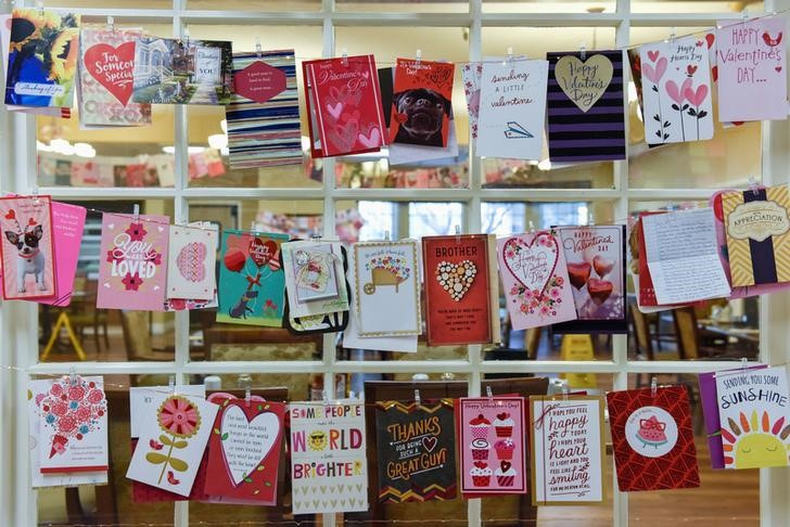 © Reuters. FILE PHOTO: Greeting cards hang in a room in Stockton, California, U.S. January 31, 2020. REUTERS/Kate Munsch/ File Photo