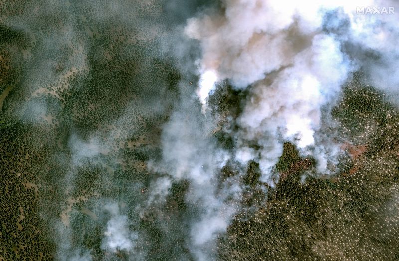 © Reuters. FILE PHOTO: A satellite image shows smoke rising from the Alexander Mountain wildfire in Colorado, U.S., July 30, 2024. Maxar Technologies/Handout via REUTERS/File Photo