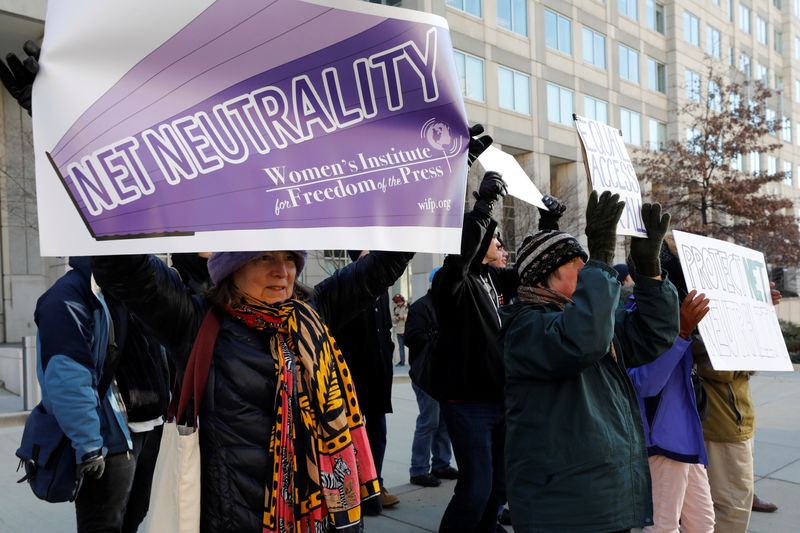 © Reuters. FILE PHOTO: Net neutrality advocates rally in front of the Federal Communications Commission (FCC) ahead of Thursday's expected FCC vote repealing so-called net neutrality rules in Washington, U.S., December 13, 2017. REUTERS/Yuri Gripas/File Photo