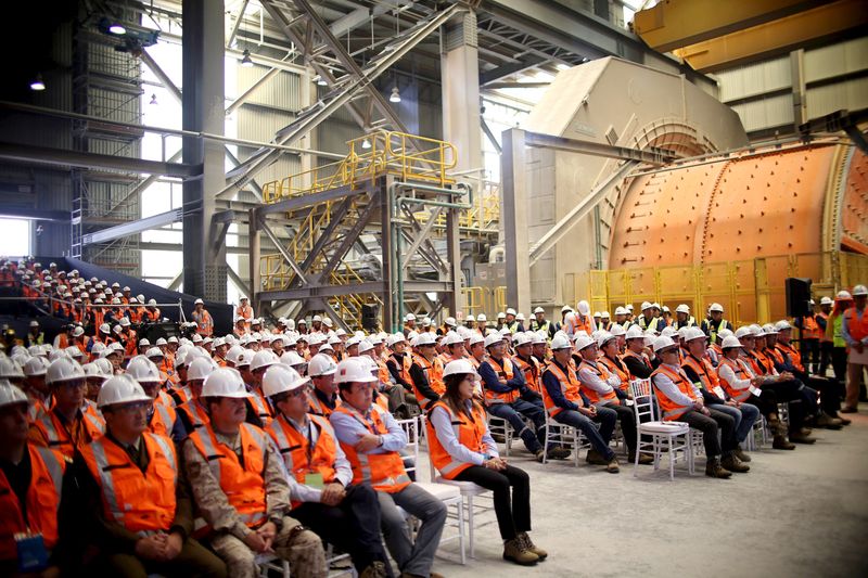 © Reuters. FILE PHOTO: Workers gather during a ceremony at Escondida copper mine near Antofagasta, Chile, April 7, 2016.  REUTERS/Fabian Cambero/File Photo