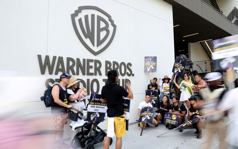 © Reuters. Activists and members pose for a photo during the SAG-AFTRA Video Game Strike kick-off picket outside Warner Bros. Games in Burbank, California, U.S., August 1, 2024. REUTERS/Mario Anzuoni