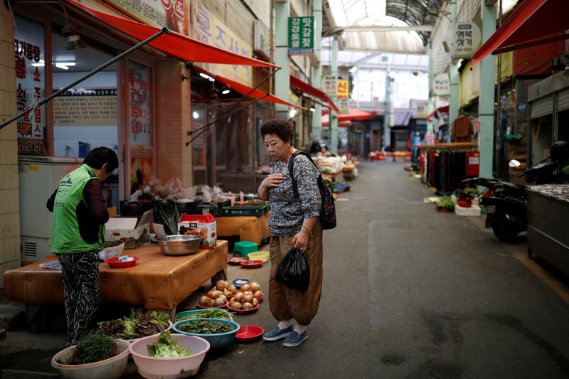 © Reuters. FILE PHOTO: A woman shops at a traditional market in Ulsan, South Korea, May 29, 2018. Picture taken on May 29, 2018.  REUTERS/Kim Hong-Ji/File Photo